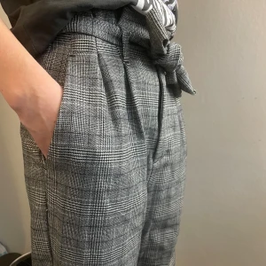 Svart vita kostymbyxor  - Snygga kostymbyxor från H&M i storlek 32 (XXS). Knyt i midjan och stretchiga. I mycket bra skick.