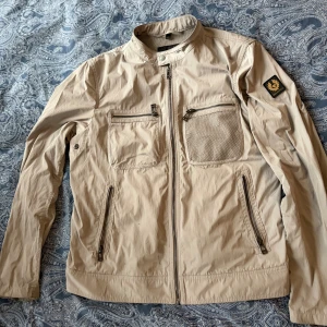 Belstaff M vindjacka  - Fin jacka inköpt på Flannels förra sommaren för 3200 kronor. Har digitalt kvitto. Pris kan diskuteras 