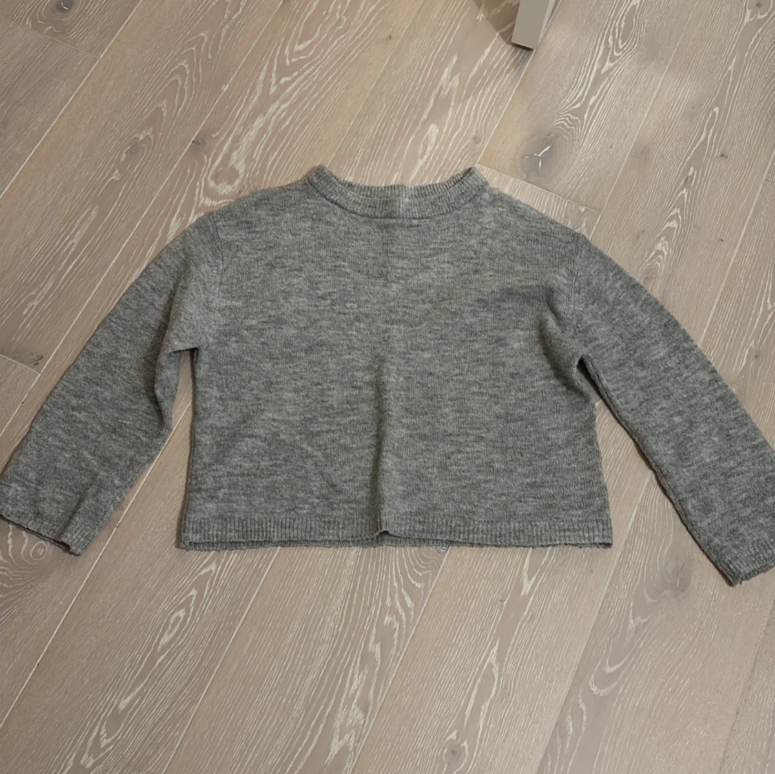 Grå stickad tröja