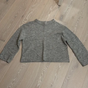 Grå stickad tröja - Grå stickad tröja från lager 157. Storlek xs