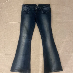 Lågmidjade jeans - Supersnygga lågmidjade bootcut jeans från Ginatricot 14+