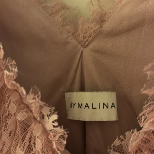 Sky miniklänning  - Denna fina gamelrosa klänning med spets ock v- ringing🥰 endast använd en gång! (nypris 2800 denna färg säljs inte lägre)