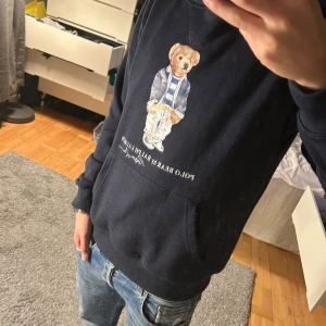 Ralph lauren hoodie  - Säljer en riktigt snygg och skön raffe hoodie. Hoodie sitter riktigt bra och är riktigt fräsch. Storlek M men passar även S. Hör av er vid frågor //Tom🧸