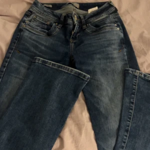 LTB Valerie blå jeans W24 L32 - Säljer ett par blå jeans från LTB, modell Valerie. Jeansen har klassisk femficksdesign, normal passform och raka ben. Snygg tvätt med lätt slitning och detaljerade sömmar. Perfekta för dig som gillar en enkel och stilren look.