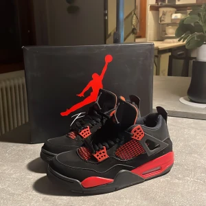 Nike Air Jordan 4 svart/röd US7 - Nike Air Jordan 4 sneakers.Använda väldigt få gånger,skriv vid frågor