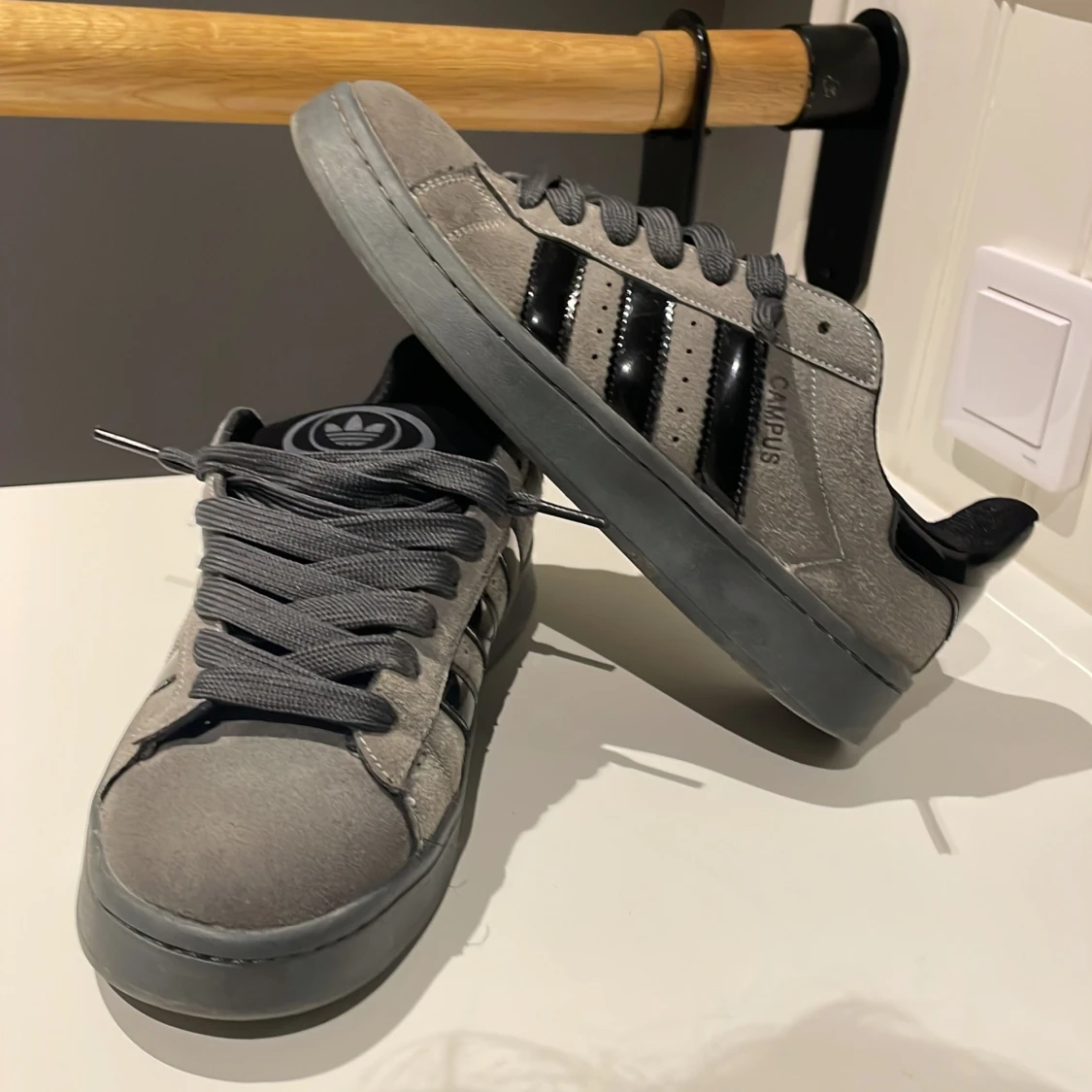 Adidas Campus grå/svarta sneakers - 4