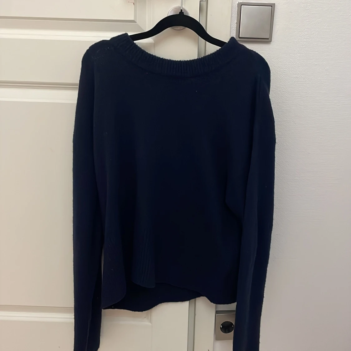 Mörkblå stickad tröja med rund hals