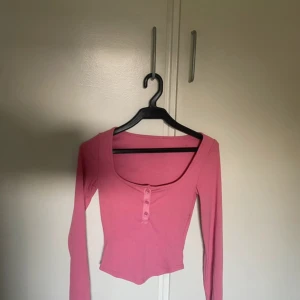 Rosa u-ringad tröja med knappar🩷 - Supersöt 2000-talet inspirerad topp med tre knappar framtill - exakt den stilen som trendar nu! Aldrig använd, i nyskick. Pris kan diskuteras🥰