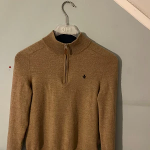 Morris half zip  - Säljer min beige Morris half zip den har 2 fläckar och jag har inte försökt ta bort dessa så jag vet inte om det går men tycker inte de märks när man använder den. Ifall du är intresserad så skriv så kan jag skicka mer bilder. 