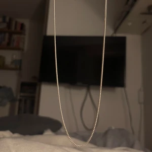 2mm silver kedja - Äkta silver kedja, original pris 500 säljer för 300. Pris kan diskuteras