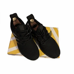 Adidas Ultraboost - Tjena, säljer dessa riktigt sköna adidas ultra boost. Har knappt använt dom, fick de i present av min morbror, men va tyvärr lite små för mig. Skicket är basically nytt använt dom 1 gång typ. Ifall du har några frågor eller funderingar är de bara skriva👍
