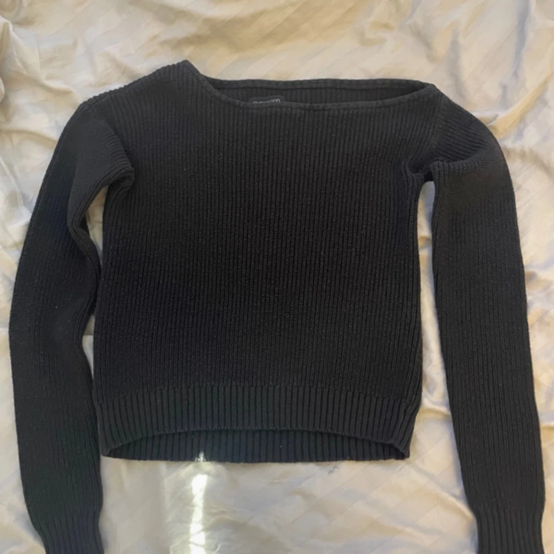 Svart stickad offshoulder-tröja - 1