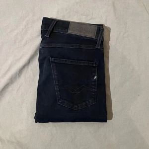 Nya mörk blåa jeans från Replay  - Helt nya mörk blåa jeans från Replay i storlek 30/30 Aldrig använda – bara testade! Sitter snyggt med en klassisk slim fit-passform och är i riktigt bra kvalitet, som alltid från Replay. 