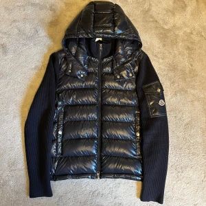 💫Moncler cardigan💫 - Hej! Säljer nu denna helt sjuka Moncler cardiganen som är i en exklusiv och mycket eftertraktad modell. Den är i storlek M men passar även S. Jättefint skick förutom ett pyttelitet slitage på armen men kan lätt fixas hos skräddare, sen har den även en till pytteliten flaw som ej syns. Riktigt snygg cardigan som är perfekt nu på hösten. Den är i marinblå färg. Hör av er vid frågor eller funderingar🤩💫