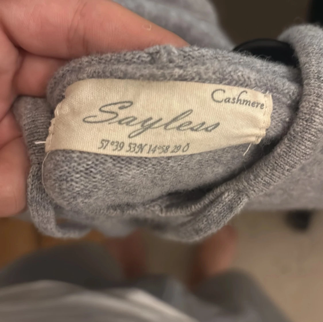 Grå kashmir hoodie från Sayless - 2