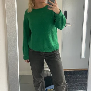 Grön stickad tröja från Indiska - Enkel och snygg grön stickad tröja med rund halsringning och långa ärmar från Indiska. Sparsamt använd och därav i bra skick! Inte stickigt material.