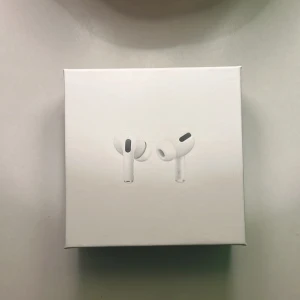 Apple AirPods Pro Vita  - Hej jag säljer dessa Apple AirPods Pro, Dessa AirPods är nya och kommer med paket och även laddare. Jag är öppen till Prisförslag men de borde vara rimliga!