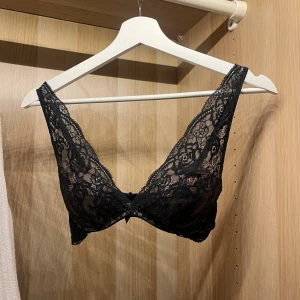 Svart spetsig korsett-topp - Intimissimi balconette BH med genombruten spets och blommigt mönster. 