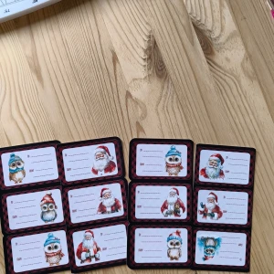 12 julklappsetiketter med ugglor och tomtar - 12 st Färgglada julklappsetiketter med söta ugglor i vintermössa och klassiska tomtar. Perfekt för att göra dina julklappar personliga och extra festliga! Passar dig som gillar kreativa detaljer och vill sätta en unik touch på dina presenter.