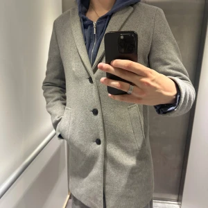 Jack & Jones Premium Rock - En stilren och mycket välbehållen rock från Jack & Jones Premium-segment. Säljer då jag tyvärr växt ur den. Storlek: M.