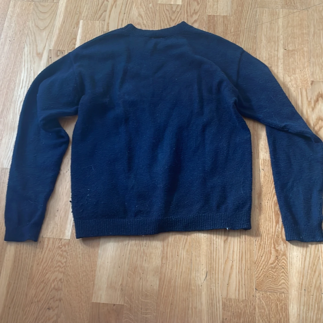 Mörkblå stickad tröja från Kappahl - 1