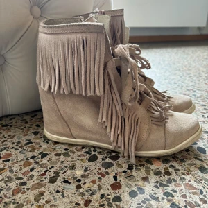 Skor med fransar - Snygga klackskor💗