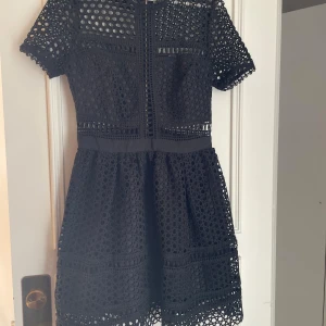 Svart klänning By Malina - Klänning från By Malina / Malina i ett fint virkat mönster. Använd fåtal gånger. 