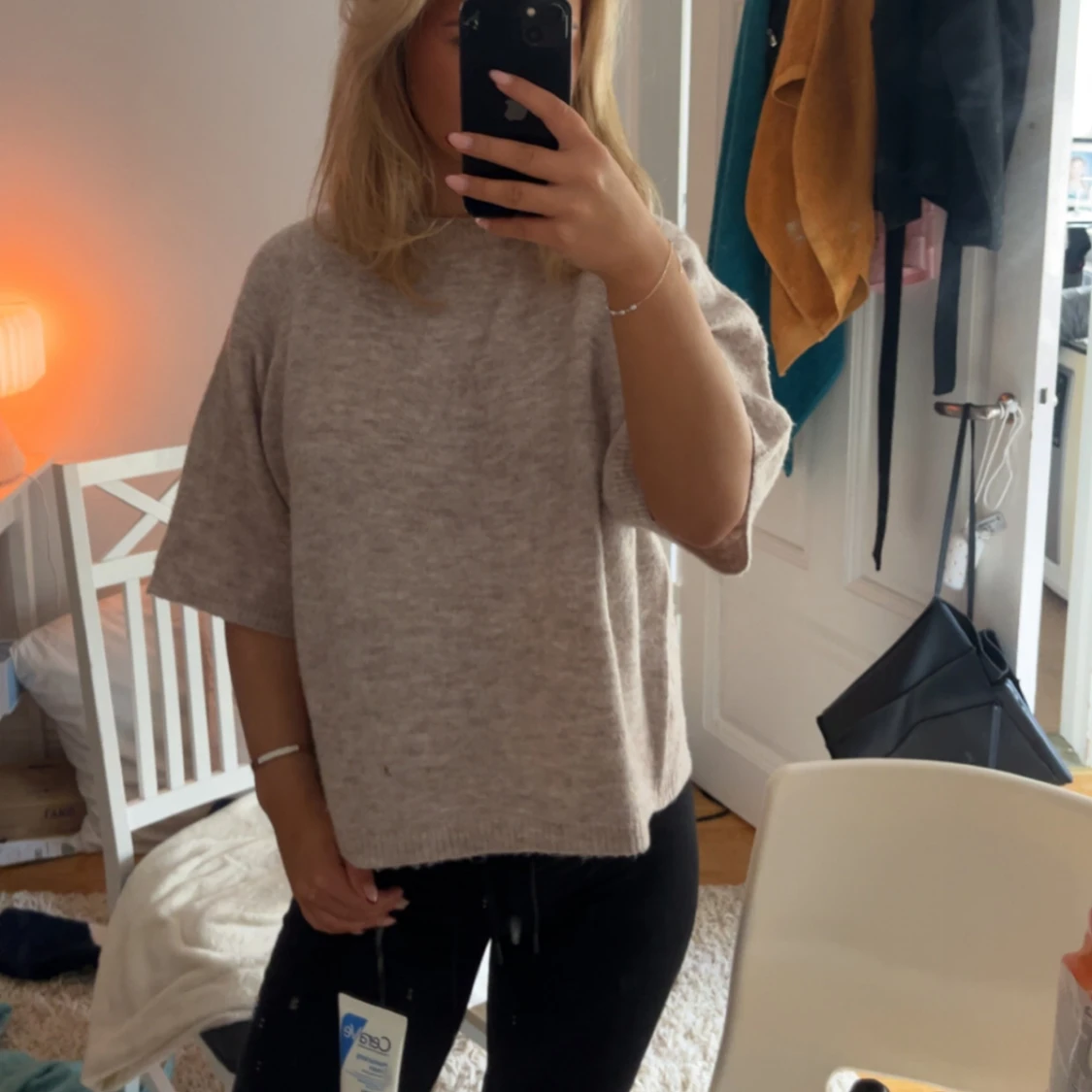 Beige stickad tröja med kort ärm