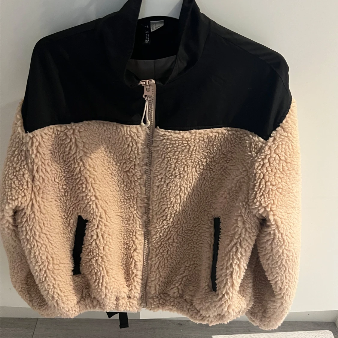 Beige teddyjacka från H&M Divided