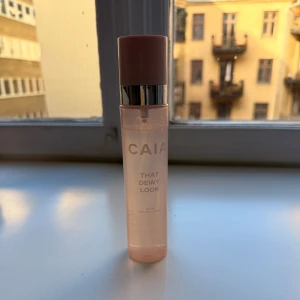 CAIA That Dewy Look Glow Setting Spray - Glow setting spray från CAIA i en snygg cylinderformad flaska med ljusrosa lock och silverdetalj. Ger en fräsch, daggig finish och håller sminket på plats. Perfekt för dig som vill ha extra glow och återfuktning under dagen. Jag har testat den några gånger och skulle säga att det är 90-95% kvar i flaskan så den är ju som ny. 
