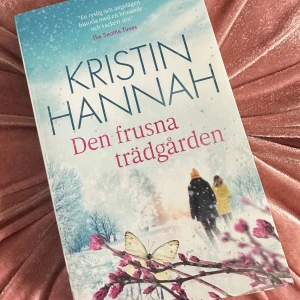 Den frusna trädgården, Kristin Hannah  - Pocketbok i toppskick! En gripande berättelse om två systrar som återvänder hem när deras mamma blir sjuk och upptäcker dolda familjehemligheter. Perfekt för dig som gillar starka känslor, familjedrama och historiska inslag. En bok som berör och stannar kvar länge.