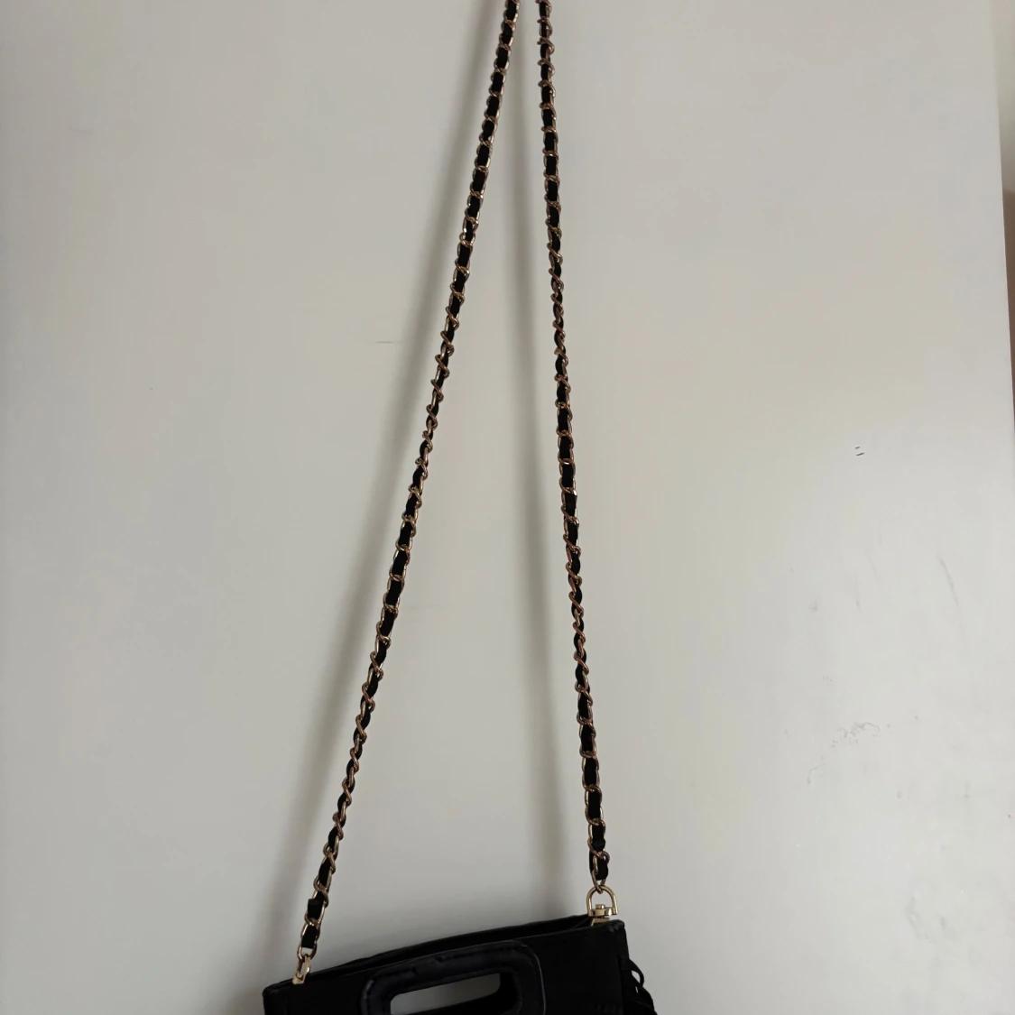 Svart axelväska med fransar och stjärndetalj - 1