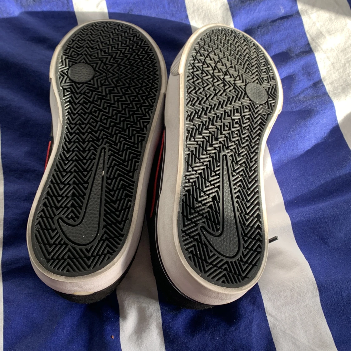 Svarta Nike sneakers med röd swoosh - 2