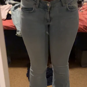 Ljusblå bootcut jeans - Snygga ljusblå jeans med bootcut passform och klassisk femficksdesign. Jeansen har normal midja och är tillverkade i mjukt denim-material som sitter skönt och formar benen. Perfekta för dig som gillar en retro vibe och vill ha ett par jeans som sticker ut.