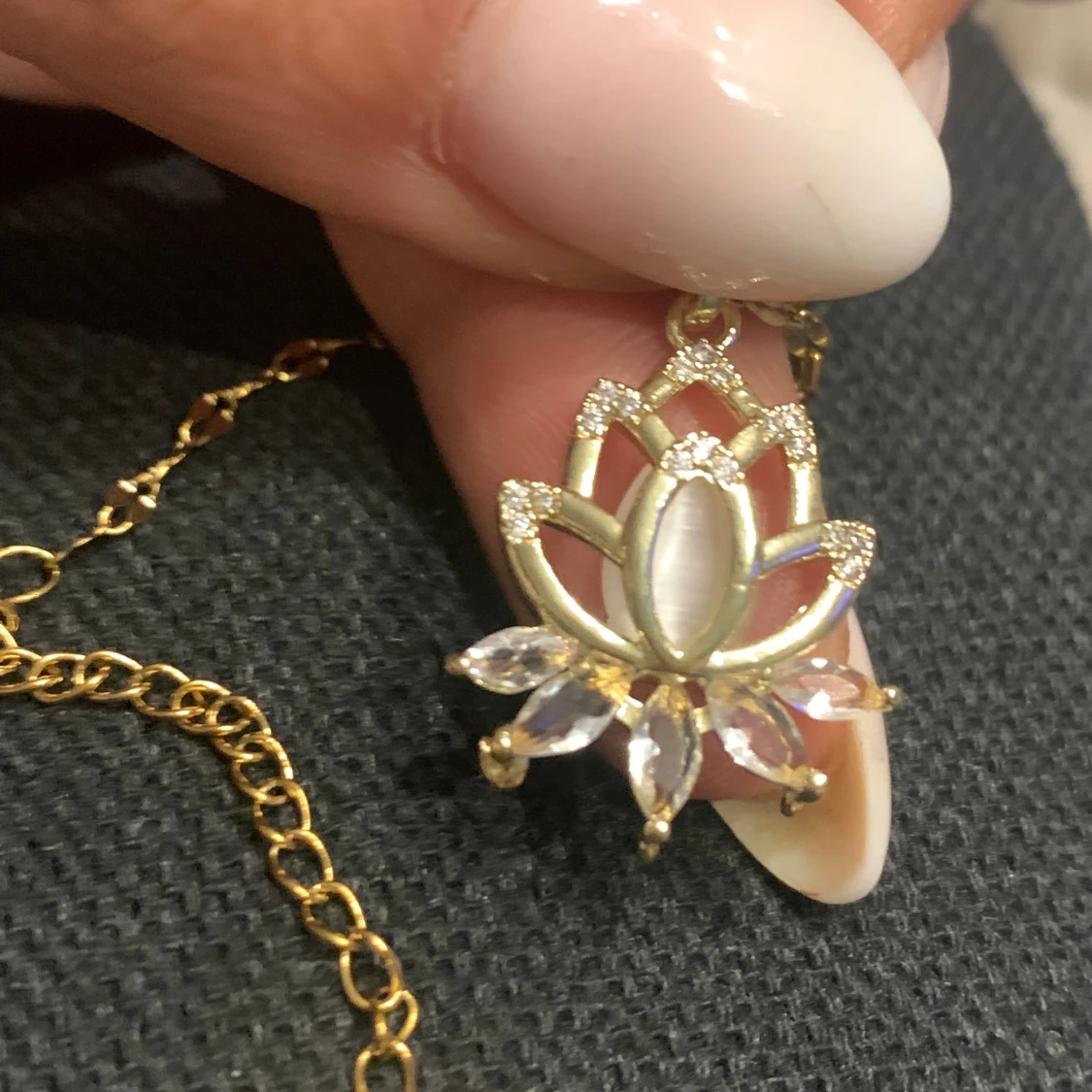 Guldigt halsband med lotusberlock