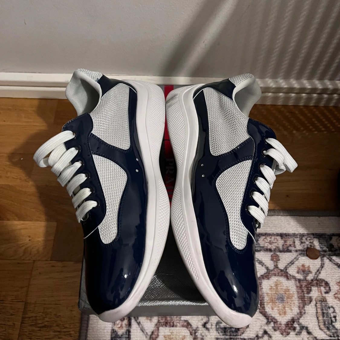 Prada sneakers i vitt och marinblått - 4