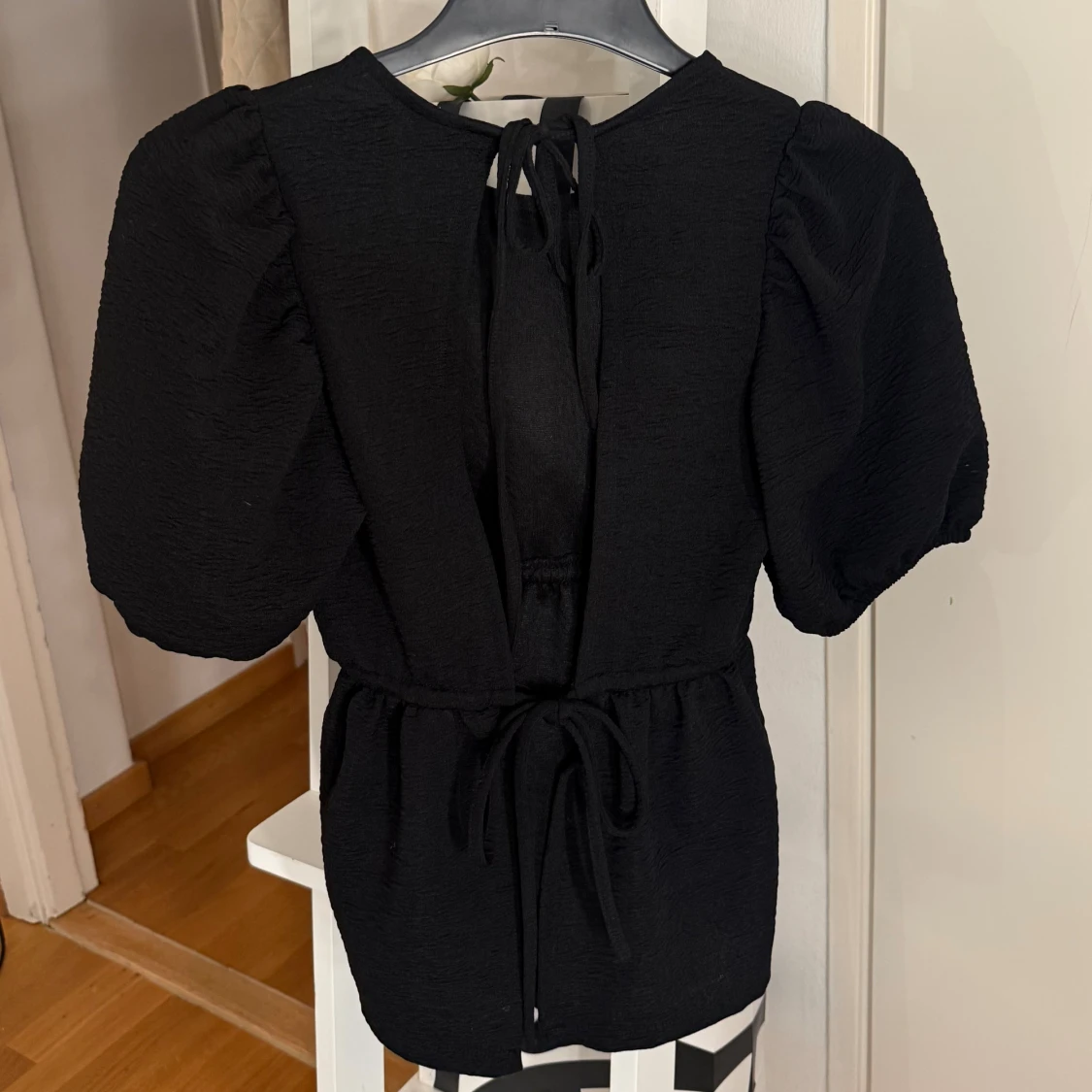 Svart blus med puffärm från Gina Tricot - 1