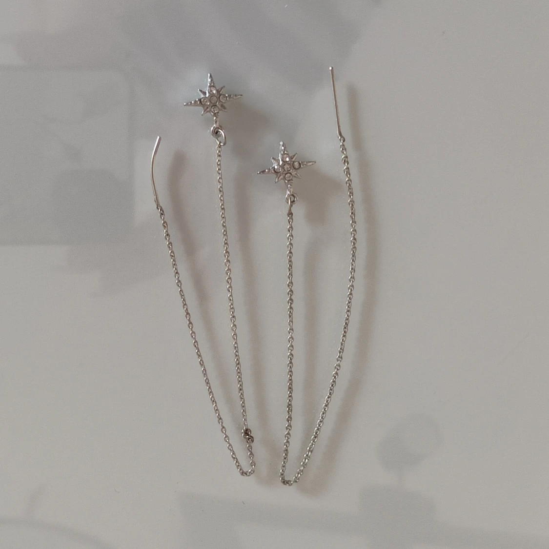 Silvriga örhängen med stjärnhänge - 1