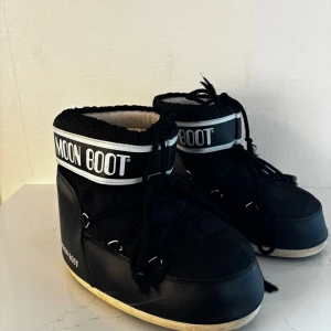 Svarta Moon Boots - Svarta Moon Boots, super bra skick och helt perfekta till vintern. Är storlek 39/40 men passar mig som har 38/39.