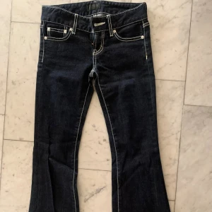 Lågmidjade bootcut jeans - Jätte snygga bootcut jeans från moussy vintige.  Innerbenslängden: 71 cm Längden: 94 cm  ⚠️‼️Jag får inte på mig byxorna så kan tyvärr inte skicka bild med de på‼️⚠️