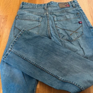 Utsvängda jeans - Snygga vintage jeans med utsvängda ben💗