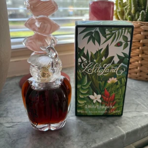 LolitaLand Eau de Parfum 80ml - LolitaLand från Lolita Lempicka, 80 ml Eau de Parfum. Flaskan har en unik design och boxen är dekorerad med färgstarka växter. Perfekt för dig som vill sticka ut med din parfym. Ny!