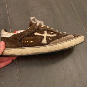 Premiata bruna mocka sneakers - Snygga bruna sneakers från Premiata i mjuk mocka med beige detaljer och snörning. Hyfsad kvalitet med en lagad sula som håller mycket bra. 