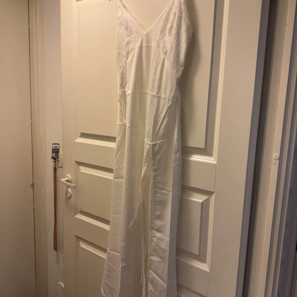 Vit långklänning med spets och slits S-M - 1