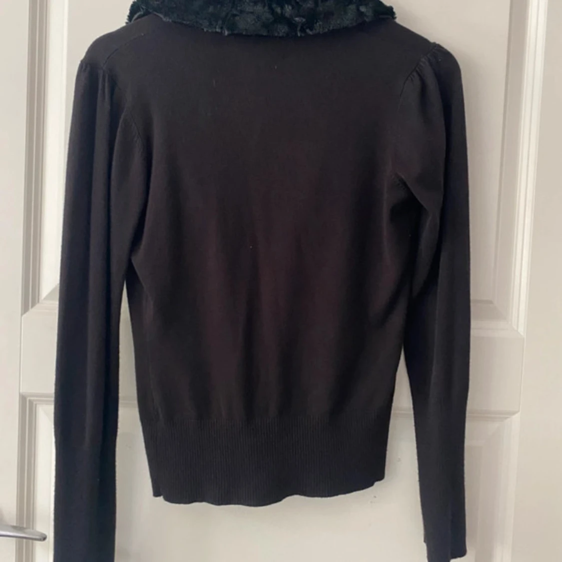 Svart kofta med fuskpäls - 2