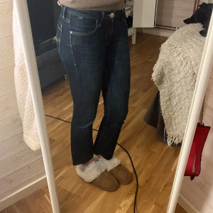 Mavi low waist jeans - Mavi jeans, low waist, ankellånga, bootcut. Sista bilden visar en defekt. Nypris 900kr. Strl: W26, L 28