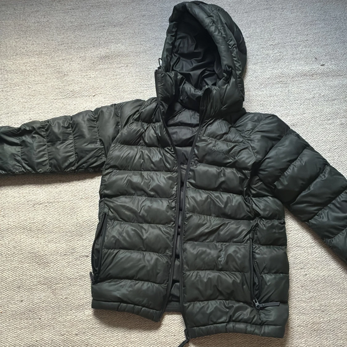 Svart pufferjacka Peak Performance 160