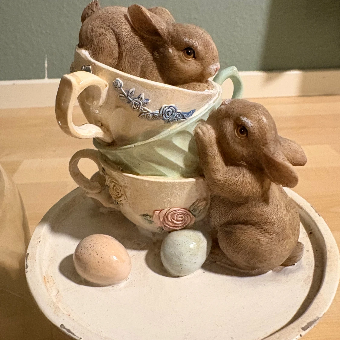 Dekorativ glasmonter med kaniner och tekoppar - 3