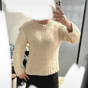 Tröja med volang  - Super söt stickad tröja med fina detaljer vid ärmarna💗