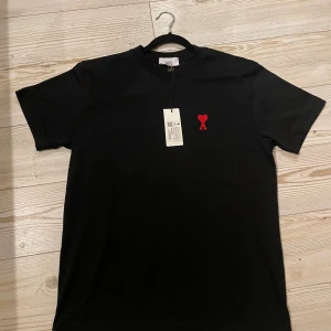 Ami t-shirt - Säljer min ami t-shirt pga av att den inte passar, det är bara att skriva i dm om någon är intresserad mvh sid